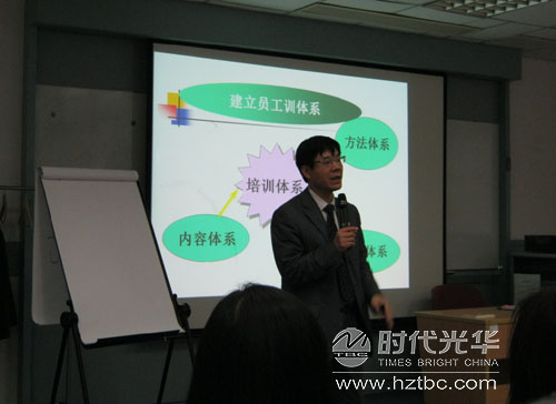 婁萌老師在講解《非人力資源經理的人力資源管理》的課程