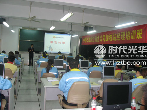 夏耀輝老師做《高效溝通技巧》的企業內訓