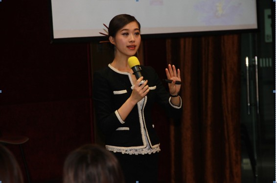 范淋姬老師認(rèn)真講課場面