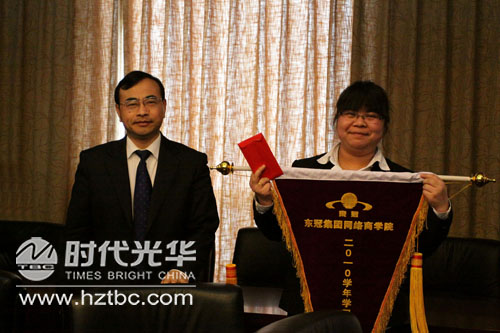 宋總為獲獎班級和個人頒發(fā)錦旗、證書及獎金