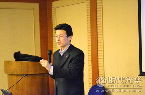 方永飛老師正在講《贏在中層》的課程www.m.gxzd.com.cn