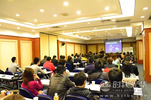 方永飛老師正在講《贏在中層》的課程www.m.gxzd.com.cn