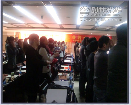 學員與陳兆杰老師做游戲www.m.gxzd.com.cn