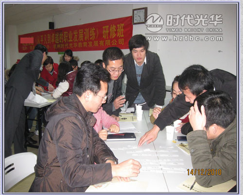 老師為學生解答問題www.m.gxzd.com.cn