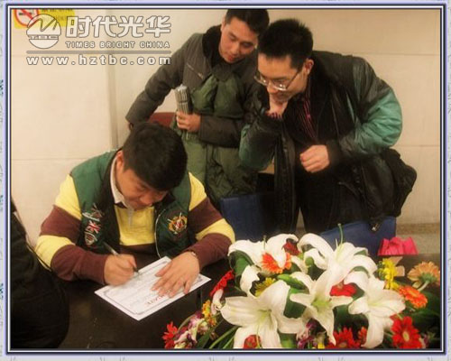 張嘉偉老師給學員簽名www.m.gxzd.com.cn