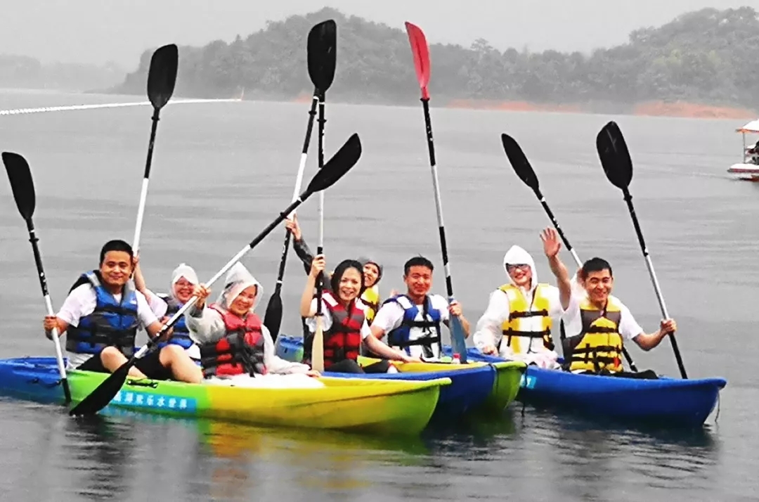 恰逢大雨，反正都濕身了，不如任性玩一回。