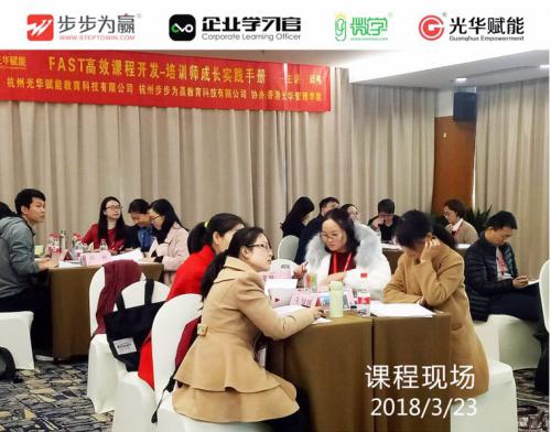 邱偉老師授課風格熱情、生動、幽默，深入淺出，能夠結合學員們身邊的實際案例做出精準分析